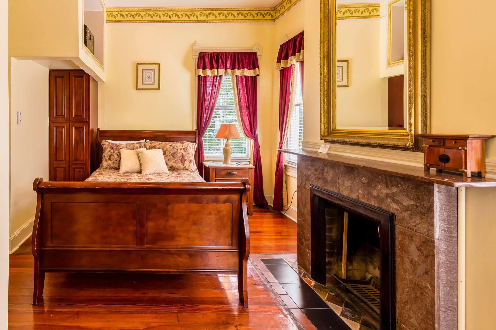 Bed and Breakfast Amethyst Garden Savannah Exterior foto