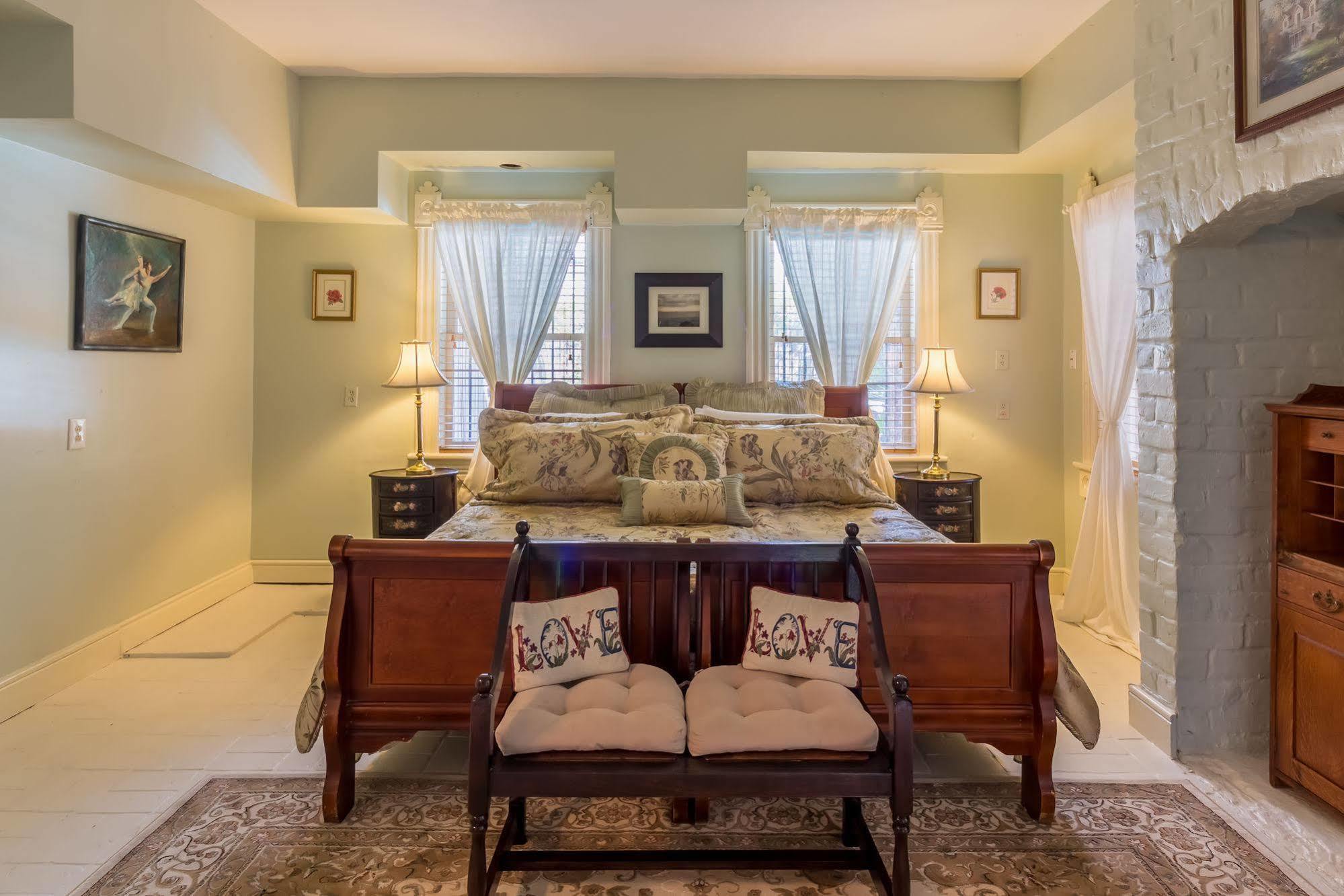 Bed and Breakfast Amethyst Garden Savannah Exterior foto